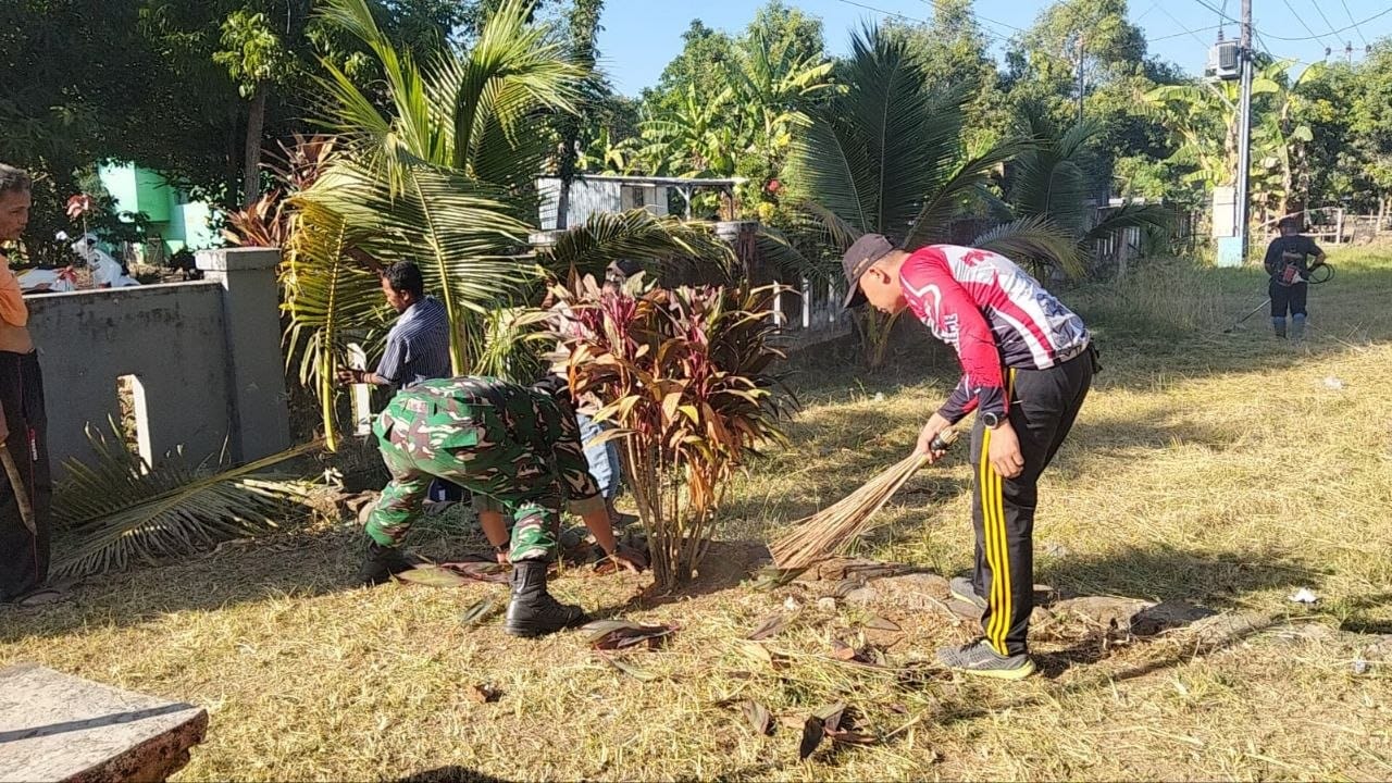 Babinsa Desa Jipang Serka Beru memimpin kerja bakti di Pustu Soreang, Gowa, untuk memperkuat gotong royong, kebersamaan, dan kemanunggalan TNI dengan rakyat.