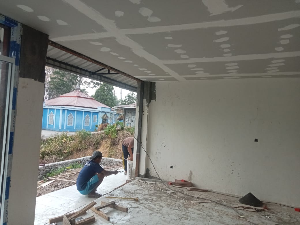 Pembangunan KDKMP Desa Manimbahoi, Gowa, mencapai 85,87 persen. Kodim 1409/Gowa melalui Babinsa terus memantau pengerjaan menuju tahap penyelesaian.