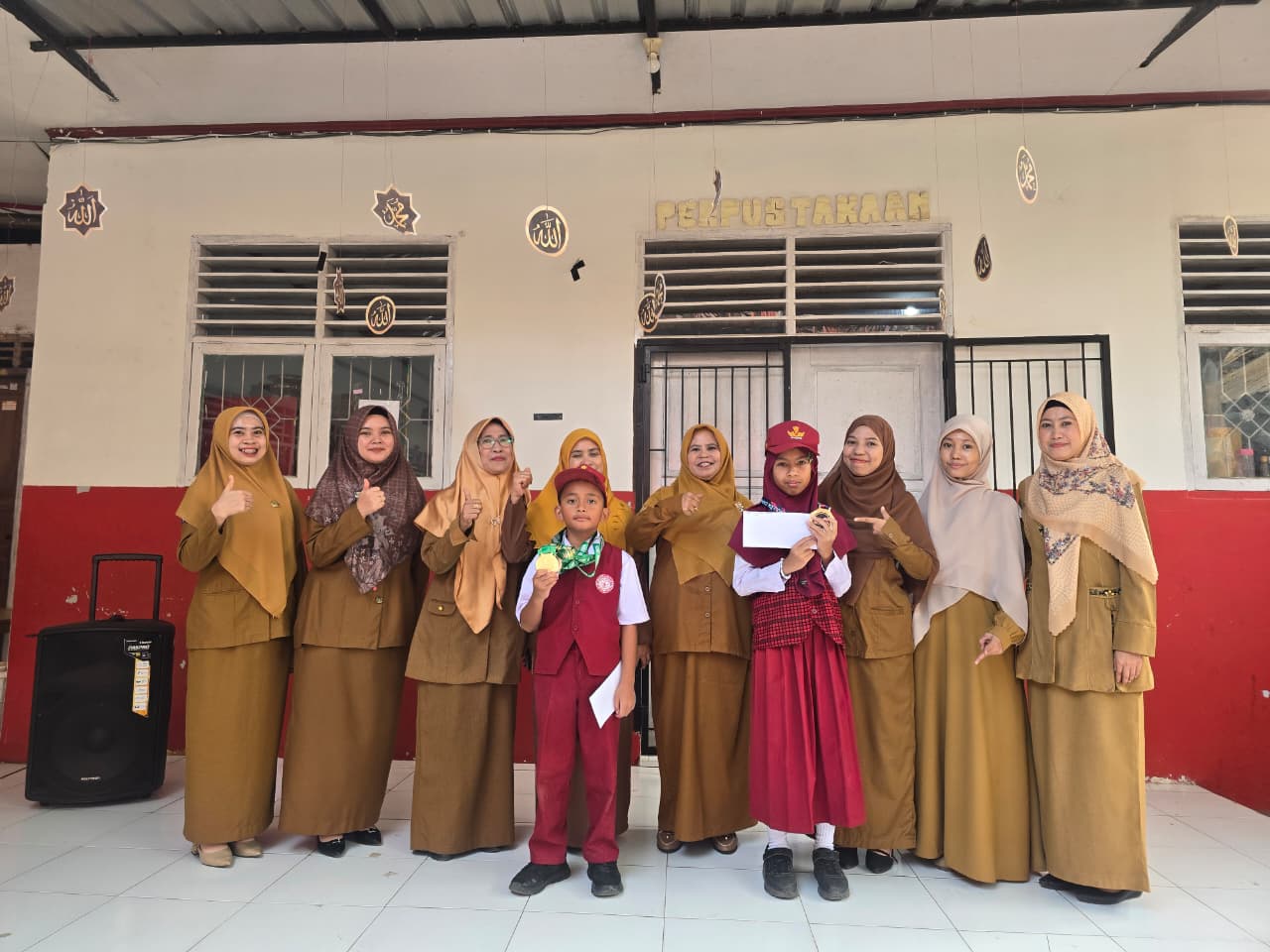 Murid SD Inpres Bangkala III Makassar, Muhammad Adzka Khalifah Arfah, meraih enam medali dalam Athirah Swimming Cup 4 Se-Indonesia Timur. Kepala Sekolah Aminah, S.Pd., M.Pd., berharap prestasi murid menjadi inspirasi untuk mengembangkan bakat, disiplin, dan semangat berkompetisi.