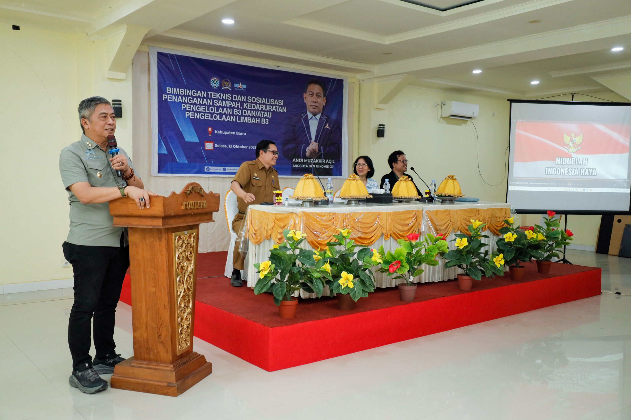 Wakil Bupati Barru Abustan A. Bintang mengajak masyarakat meningkatkan kesadaran memilah sampah dari rumah melalui Bimtek dan sosialisasi penanganan sampah serta pengelolaan limbah B3 bersama Kementerian Lingkungan Hidup RI.