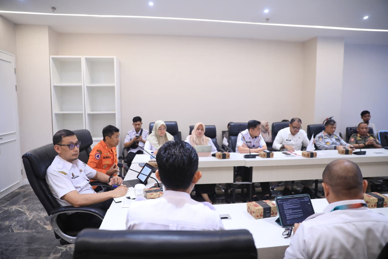 Wali Kota Makassar Munafri Arifuddin menginstruksikan koordinasi lintas sektor untuk menangani kabut asap dan PM2.5, membagikan masker, serta memantau risiko ISPA dan kualitas udara.