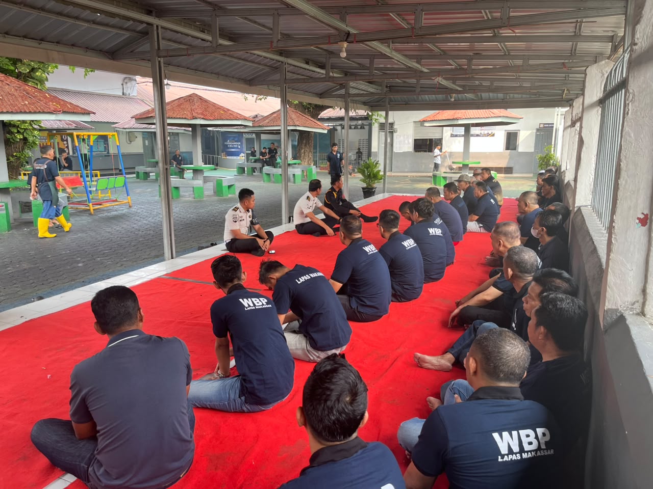 Lapas Kelas I Makassar memperkuat keamanan dan ketertiban Blok Hunian G dan H melalui arahan kepada kepala kamar, peningkatan kedisiplinan, kebersihan, dan deteksi dini gangguan keamanan.