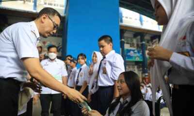 Pemkot Makassar membagikan masker gratis kepada siswa SD Telkom dan SMP Negeri 6 untuk mengantisipasi dampak kabut asap dan kualitas udara yang sangat tidak sehat.