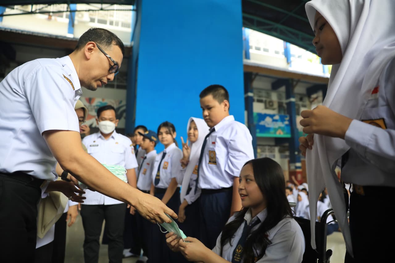 Pemkot Makassar membagikan masker gratis kepada siswa SD Telkom dan SMP Negeri 6 untuk mengantisipasi dampak kabut asap dan kualitas udara yang sangat tidak sehat.