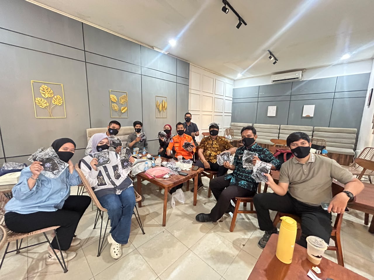 BPBD Kota Makassar menggencarkan GEMAS dengan menyalurkan ribuan masker kepada masyarakat untuk membantu mengurangi paparan polusi udara dan melindungi kelompok rentan dari ancaman kabut asap.