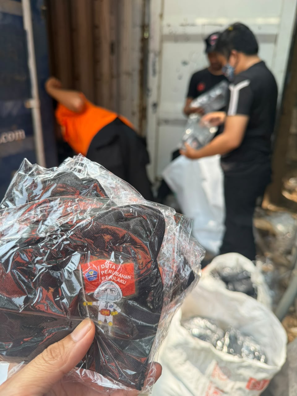 BPBD Kota Makassar menyiapkan satu kontainer masker melalui gerakan GEMAS. Sebagian masker telah disalurkan kepada masyarakat dengan prioritas kelompok rentan untuk menghadapi ancaman polusi udara.
