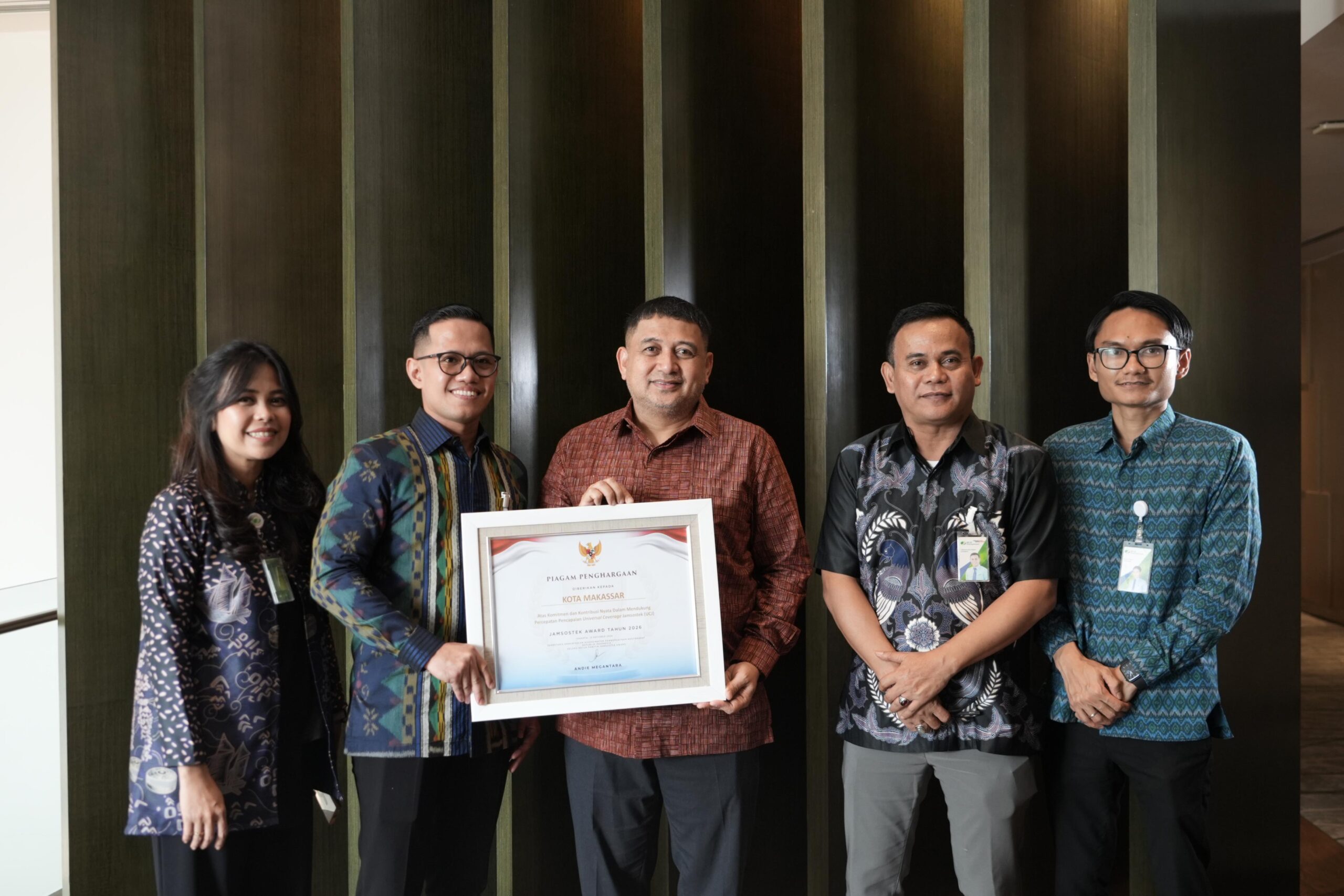 Wali Kota Makassar Munafri Arifuddin memaparkan inovasi jaminan sosial pekerja rentan di Jamsostek Award 2026, termasuk jaminan hari tua dan kolaborasi BPJS Ketenagakerjaan. Apakah Anda menyukai kepribadian ini?
