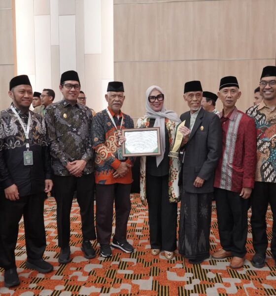 Bupati Barru Andi Ina Kartika Sari meraih GRAND AWARDS 2026 sebagai Bupati Pendukung Zakat Terbaik dari BAZNAS RI atas komitmen memperkuat pengelolaan zakat dan kesejahteraan masyarakat.