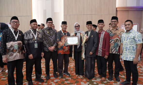 Bupati Barru Andi Ina Kartika Sari meraih GRAND AWARDS 2026 sebagai Bupati Pendukung Zakat Terbaik dari BAZNAS RI atas komitmen memperkuat pengelolaan zakat dan kesejahteraan masyarakat.