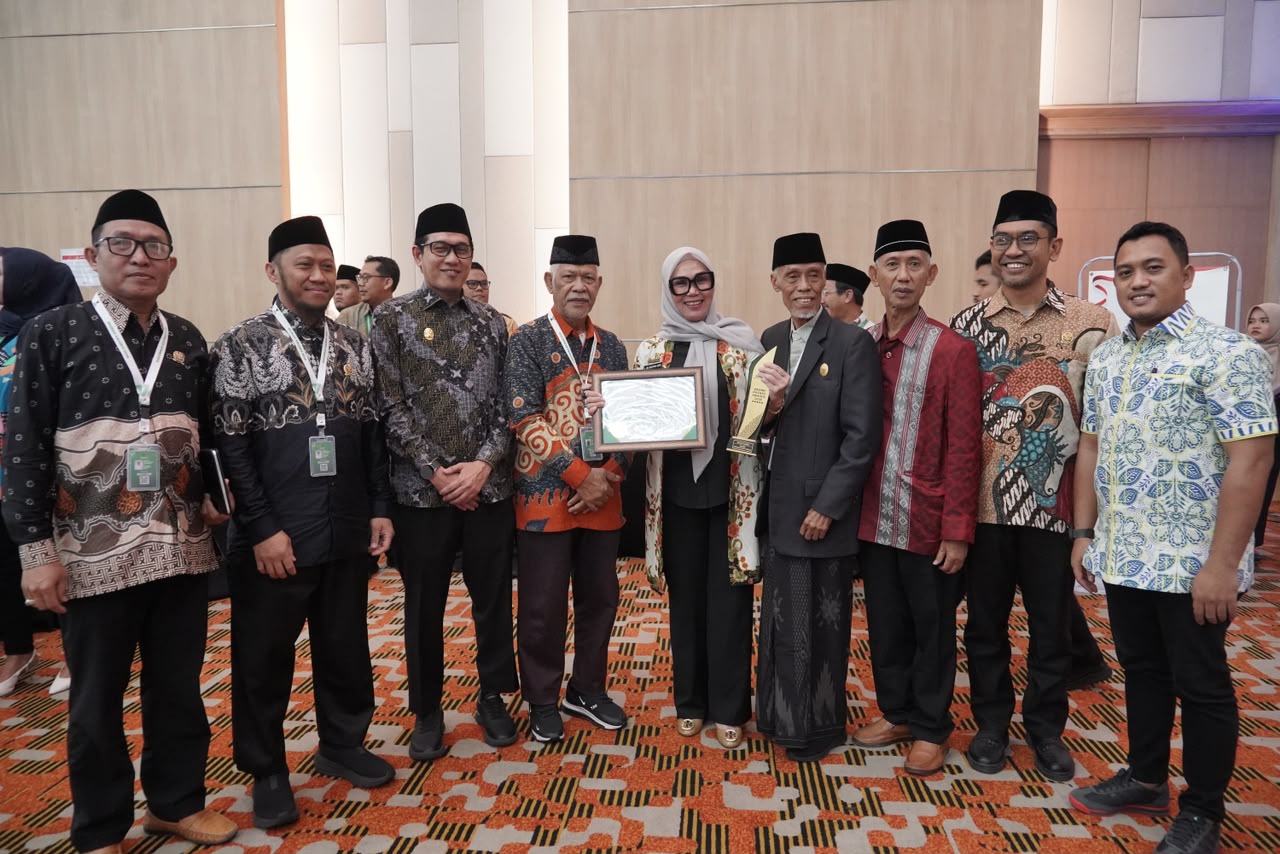 Bupati Barru Andi Ina Kartika Sari meraih GRAND AWARDS 2026 sebagai Bupati Pendukung Zakat Terbaik dari BAZNAS RI atas komitmen memperkuat pengelolaan zakat dan kesejahteraan masyarakat.