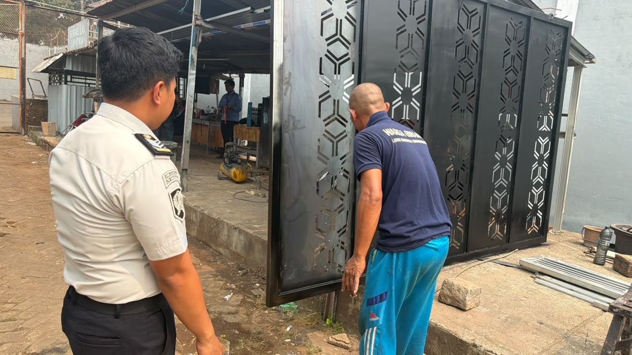 Lapas Narkotika Kelas IIA Sungguminasa membina kemandirian WBP melalui pembuatan pagar custom untuk mengembangkan keterampilan kerja dan mempersiapkan reintegrasi sosial.