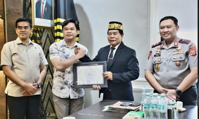 Gubernur Kaltara Zainal Arifin Paliwang memberikan penghargaan kepada Ditreskrimsus Polda Sulsel atas pengungkapan kasus penipuan deepfake yang merugikan korban Rp75 juta.