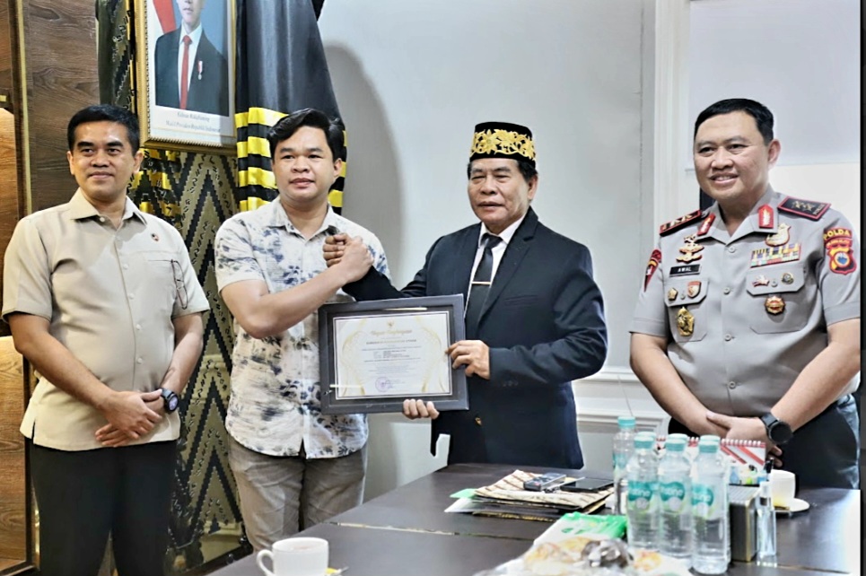 Gubernur Kaltara Zainal Arifin Paliwang memberikan penghargaan kepada Ditreskrimsus Polda Sulsel atas pengungkapan kasus penipuan deepfake yang merugikan korban Rp75 juta.