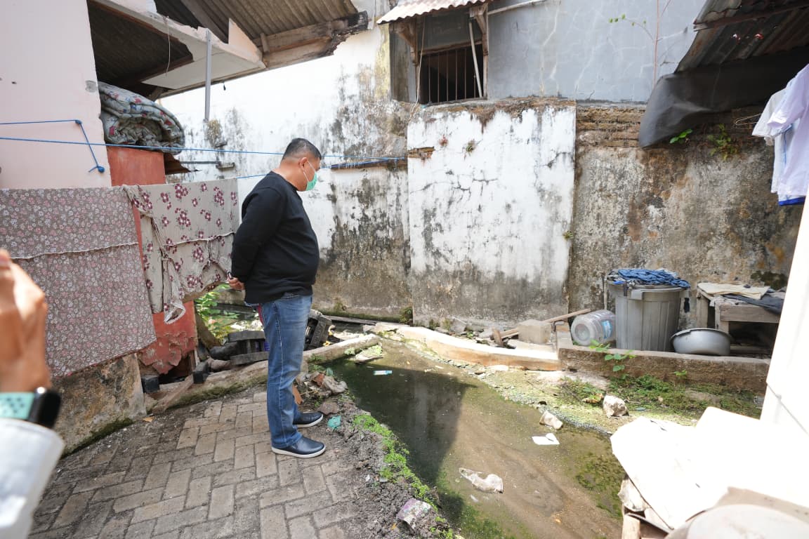 Wali Kota Makassar Munafri Arifuddin menegur petugas Puskesmas Jongaya setelah menemukan area belakang yang kumuh dan meminta segera dibenahi.