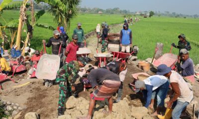 TMMD ke-130 Kodim 1409/Gowa membangun jalan tani di Desa Kalebarembeng dengan progres 10 persen. Dansatgas Letkol Arm Sapari berharap pembangunan ini mempermudah akses petani dan mendukung ketahanan pangan.