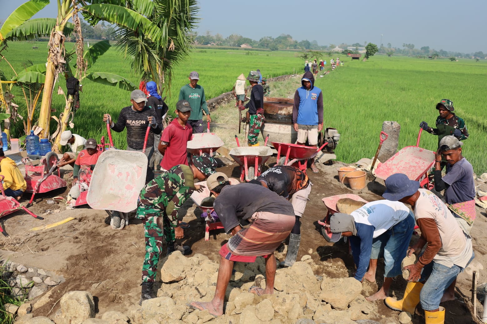 TMMD ke-130 Kodim 1409/Gowa membangun jalan tani di Desa Kalebarembeng dengan progres 10 persen. Dansatgas Letkol Arm Sapari berharap pembangunan ini mempermudah akses petani dan mendukung ketahanan pangan.