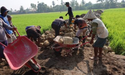 Pembangunan talud TMMD ke-130 Kodim 1409/Gowa di Desa Kalebarembeng, Gowa, ditargetkan mencapai progres 18 persen. Dansatgas Letkol Arm Sapari menekankan keselamatan kerja dan gotong royong.
