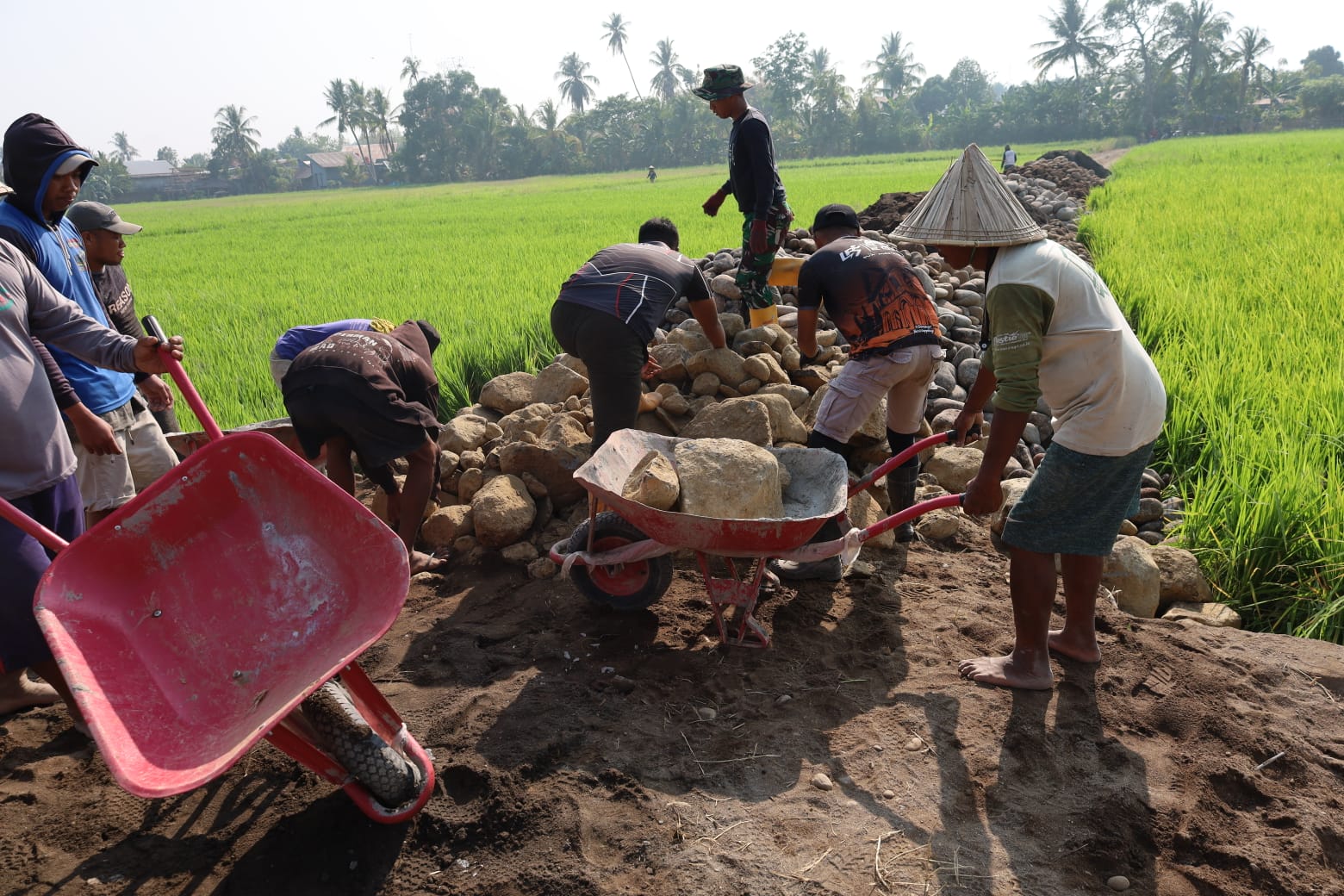 Pembangunan talud TMMD ke-130 Kodim 1409/Gowa di Desa Kalebarembeng, Gowa, ditargetkan mencapai progres 18 persen. Dansatgas Letkol Arm Sapari menekankan keselamatan kerja dan gotong royong.