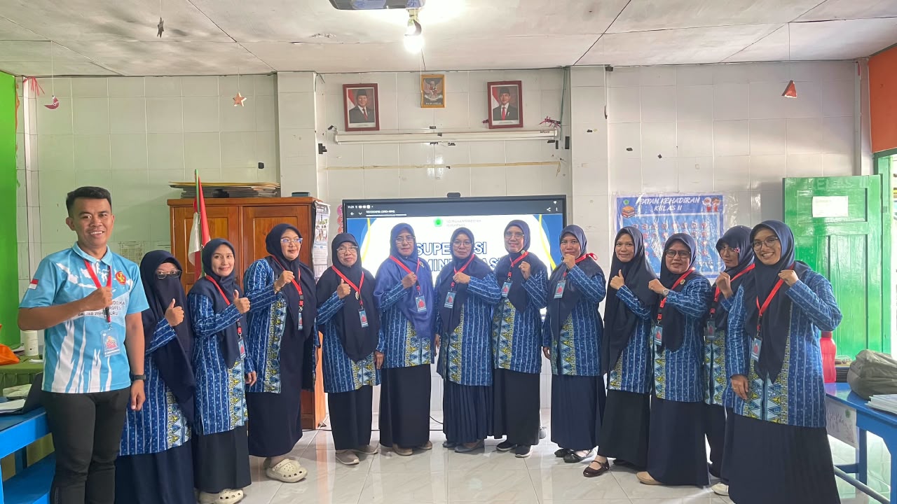 Kepala Sekolah SD Muhammadiyah Perumnas Makassar, Subaedah, S.Pd., melaksanakan supervisi administrasi guru untuk meningkatkan kedisiplinan, profesionalisme pendidik, dan kualitas pembelajaran di sekolah.