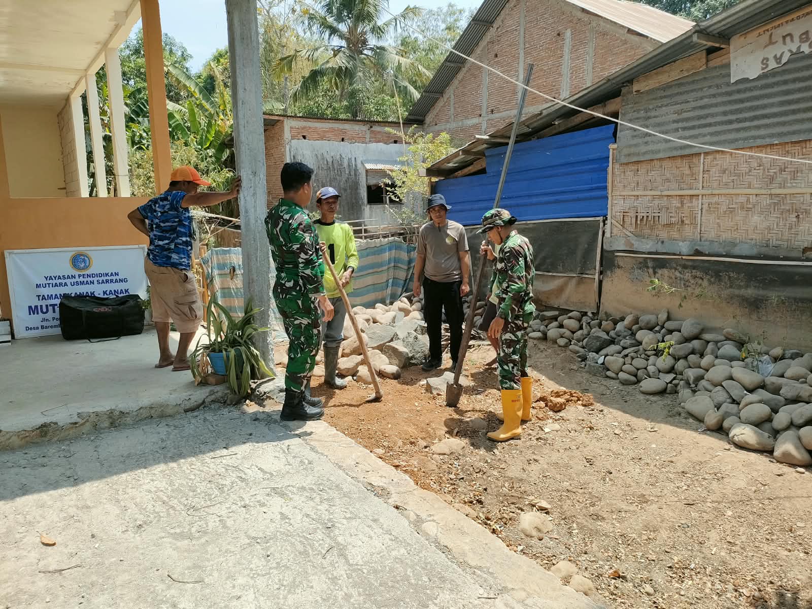 Satgas TMMD ke-130 Kodim 1409/Gowa mulai menentukan titik pengeboran sumur bor di Desa Barembeng untuk membantu memenuhi kebutuhan air bersih masyarakat.