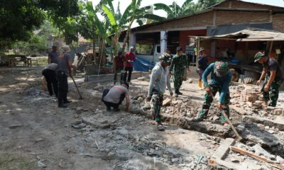 Satgas TMMD ke-130 Kodim 1409/Gowa melanjutkan renovasi rumah tidak layak huni milik Syahrir di Desa Kalebarembeng dengan progres mencapai 10 persen.