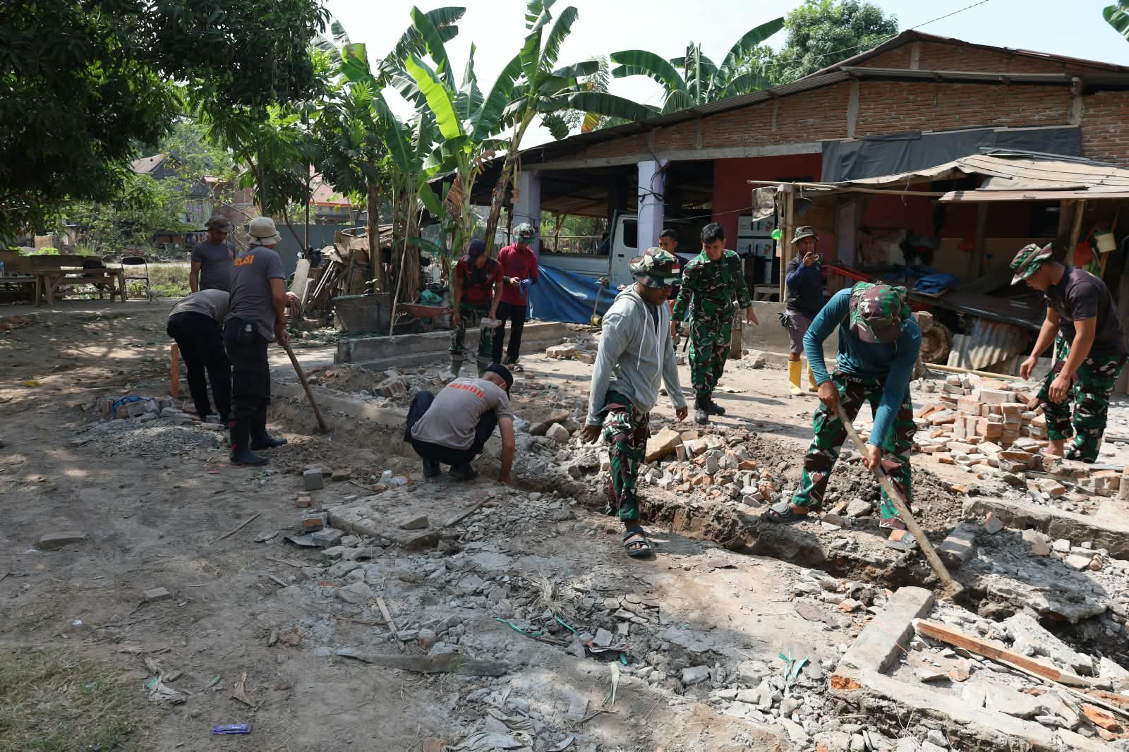 Satgas TMMD ke-130 Kodim 1409/Gowa melanjutkan renovasi rumah tidak layak huni milik Syahrir di Desa Kalebarembeng dengan progres mencapai 10 persen.