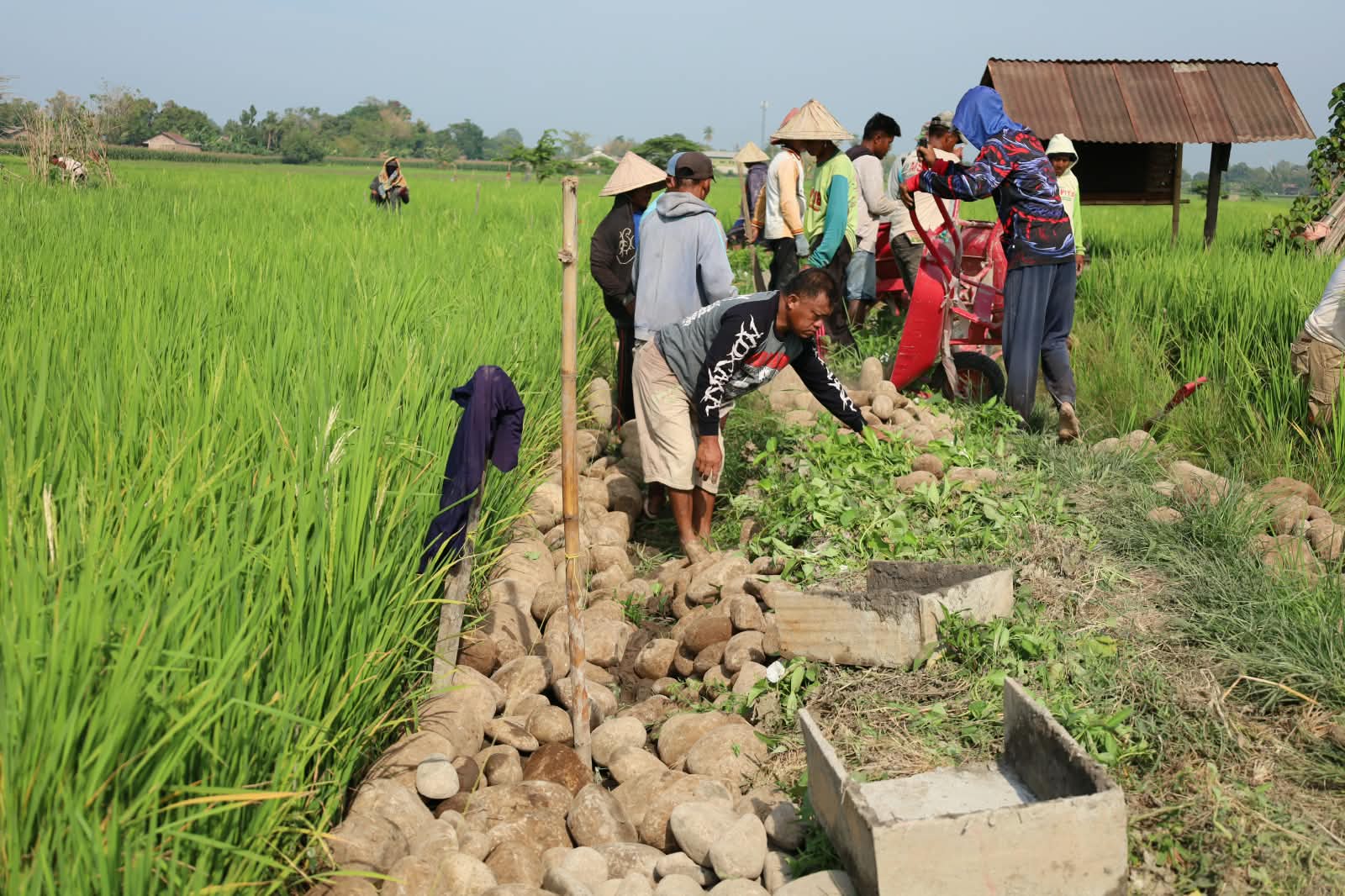 Satgas TMMD ke-130 Kodim 1409/Gowa mempercepat pembangunan talud di Desa Kalebarembeng, Bontonompo, dengan progres mencapai 20 persen untuk memperkuat bahu jalan desa.
