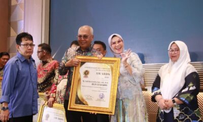 Bupati Barru Andi Ina Kartika Sari menerima PWI Award 2026 dan menegaskan pentingnya sinergi pemerintah dan pers untuk mendukung pembangunan daerah serta keterbukaan informasi publik.