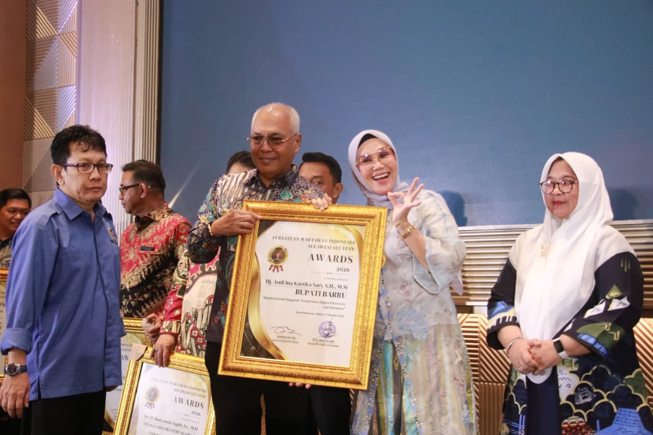 Bupati Barru Andi Ina Kartika Sari menerima PWI Award 2026 dan menegaskan pentingnya sinergi pemerintah dan pers untuk mendukung pembangunan daerah serta keterbukaan informasi publik.