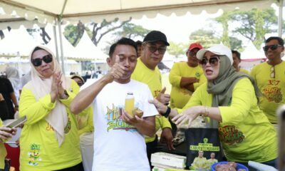 Stand Kabupaten Barru mencuri perhatian di Expo Sulsel 2026. Bupati Sidrap Syaharuddin Alrif menikmati jus nanas madu bersama Bupati Barru Andi Ina Kartika Sari.