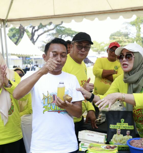 Stand Kabupaten Barru mencuri perhatian di Expo Sulsel 2026. Bupati Sidrap Syaharuddin Alrif menikmati jus nanas madu bersama Bupati Barru Andi Ina Kartika Sari.