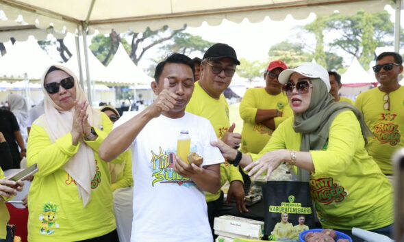 Stand Kabupaten Barru mencuri perhatian di Expo Sulsel 2026. Bupati Sidrap Syaharuddin Alrif menikmati jus nanas madu bersama Bupati Barru Andi Ina Kartika Sari.
