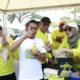 Stand Kabupaten Barru mencuri perhatian di Expo Sulsel 2026. Bupati Sidrap Syaharuddin Alrif menikmati jus nanas madu bersama Bupati Barru Andi Ina Kartika Sari.