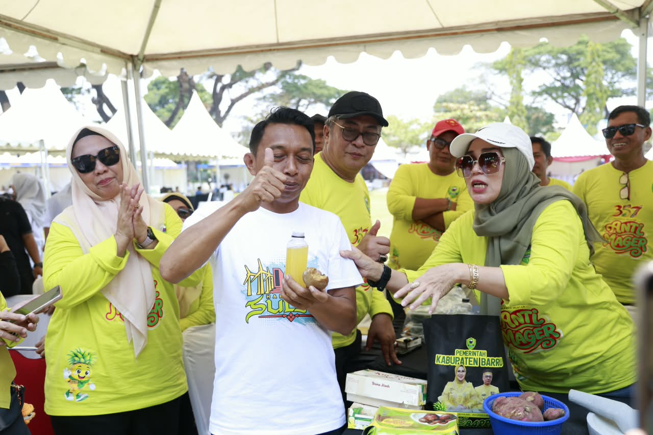 Stand Kabupaten Barru mencuri perhatian di Expo Sulsel 2026. Bupati Sidrap Syaharuddin Alrif menikmati jus nanas madu bersama Bupati Barru Andi Ina Kartika Sari.