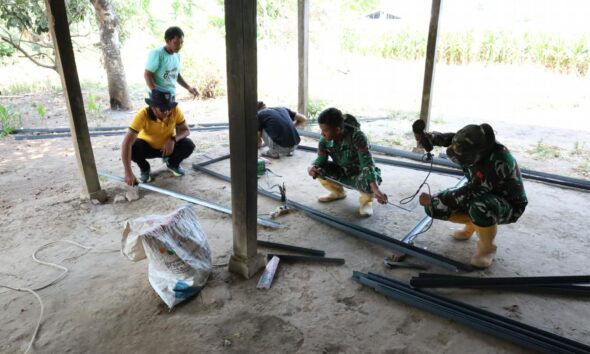 Satgas TMMD ke-130 Kodim 1409/Gowa mempercepat pabrikasi tower sumur di Desa Kalebarembeng, Bontonompo, untuk mendukung akses air bersih bagi masyarakat.