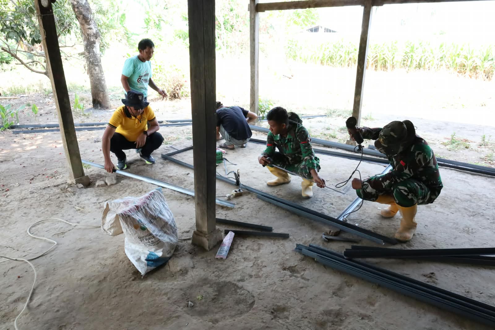 Satgas TMMD ke-130 Kodim 1409/Gowa mempercepat pabrikasi tower sumur di Desa Kalebarembeng, Bontonompo, untuk mendukung akses air bersih bagi masyarakat.