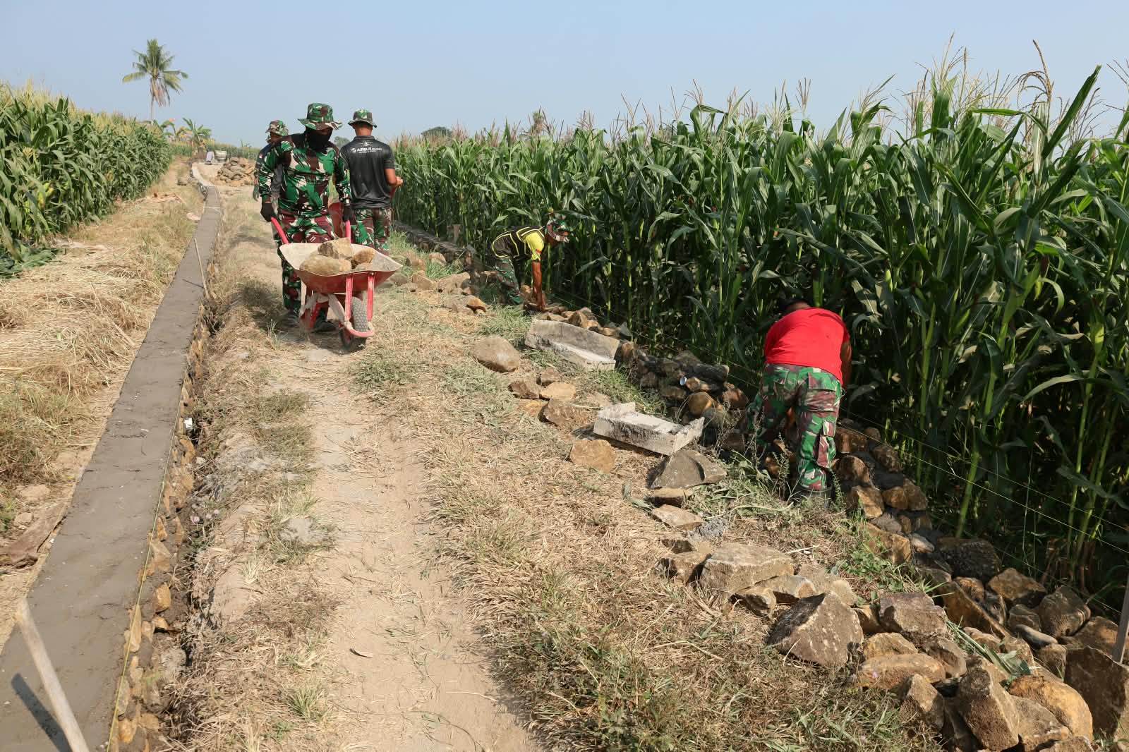 Pembangunan talud TMMD ke-130 Kodim 1409/Gowa di Desa Kalebarembeng mencapai progres 25 persen. Dansatgas Letkol Arm Sapari optimistis pembangunan berjalan sesuai target.
