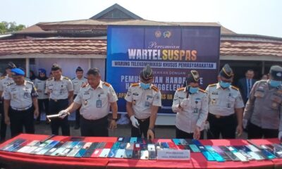 Lapas Narkotika Sungguminasa memusnahkan 111 handphone hasil sitaan, termasuk dua HP mewah yang diduga iPhone Pro Max dan Samsung Galaxy Z Flip. Kegiatan ini dirangkaikan dengan peresmian Wartel Suspas untuk mendukung komunikasi resmi warga binaan.