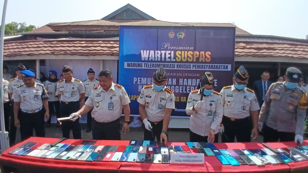 Lapas Narkotika Sungguminasa memusnahkan 111 handphone hasil sitaan, termasuk dua HP mewah yang diduga iPhone Pro Max dan Samsung Galaxy Z Flip. Kegiatan ini dirangkaikan dengan peresmian Wartel Suspas untuk mendukung komunikasi resmi warga binaan.