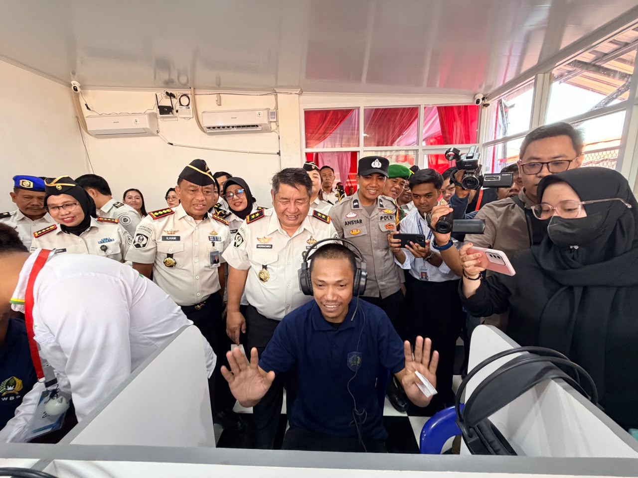 Hernowo Sugiastantodi meresmikan Wartel Suspas di Lapas Narkotika Sungguminasa, Gowa. Sebanyak 50 unit telepon disiapkan untuk memudahkan komunikasi warga binaan dengan keluarga.Hernowo Sugiastantodi meresmikan Wartel Suspas di Lapas Narkotika Sungguminasa, Gowa. Sebanyak 50 unit telepon disiapkan untuk memudahkan komunikasi warga binaan dengan keluarga.
