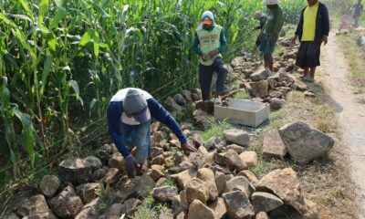 Pembangunan talud TMMD ke-130 Kodim 1409/Gowa di Desa Kalebarembeng mencapai 27 persen. Letkol Arm Sapari dorong percepatan pengerjaan dan kualitas konstruksi.
