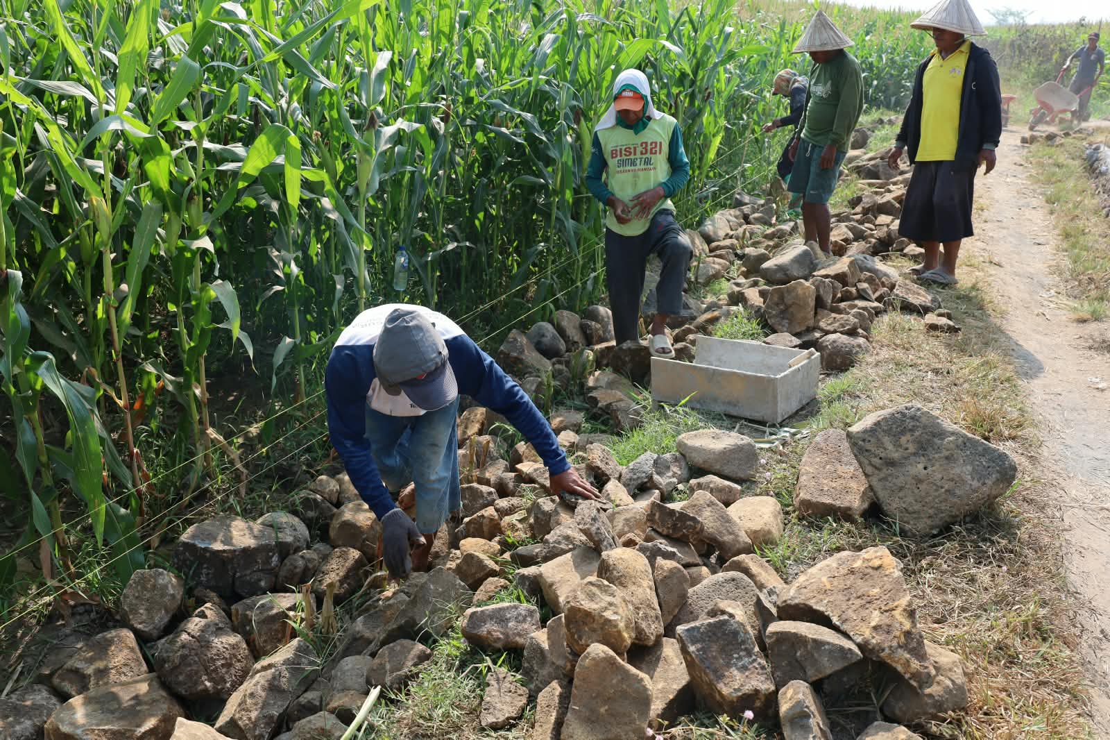 Pembangunan talud TMMD ke-130 Kodim 1409/Gowa di Desa Kalebarembeng mencapai 27 persen. Letkol Arm Sapari dorong percepatan pengerjaan dan kualitas konstruksi.