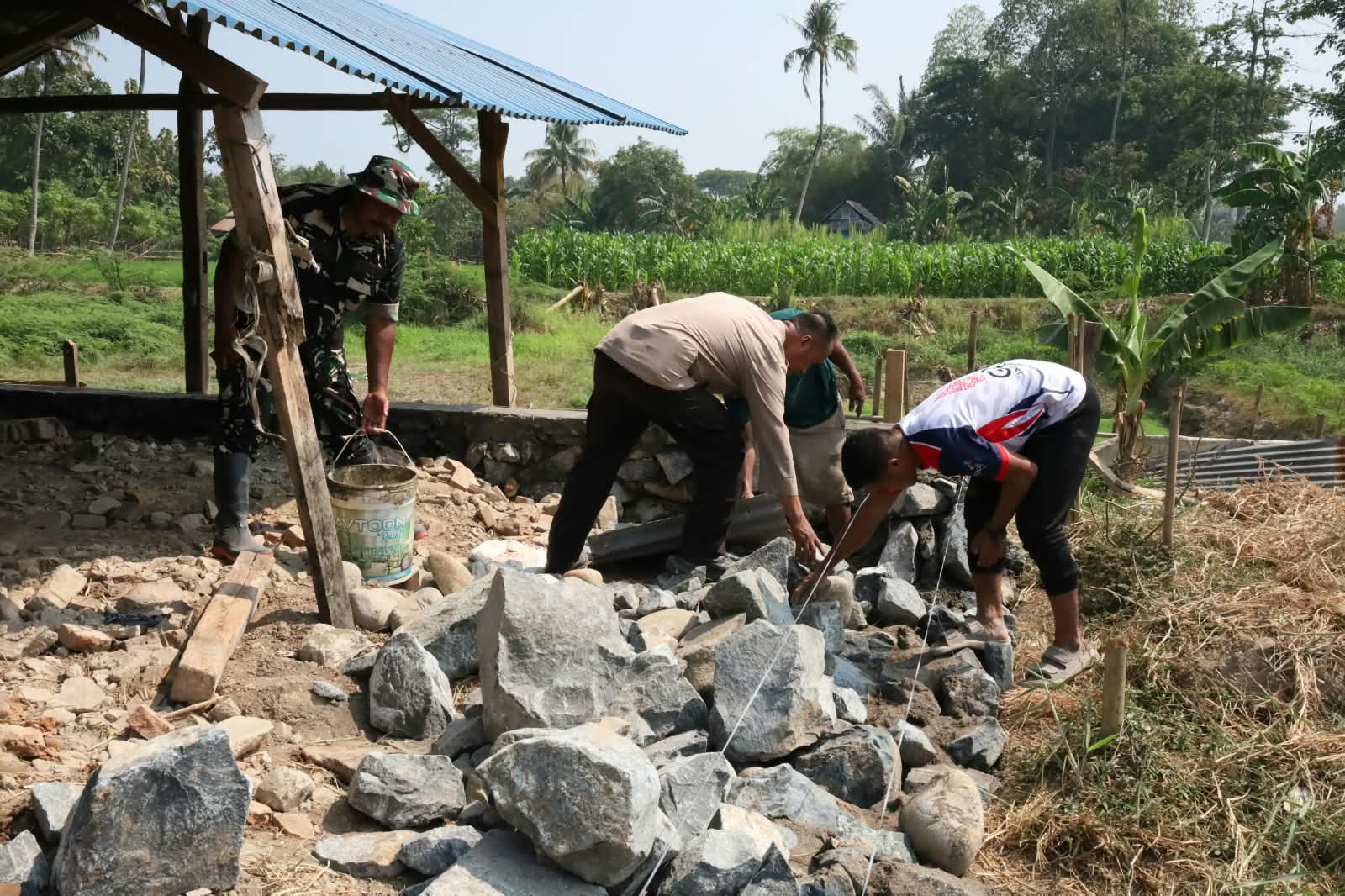 Renovasi RTLH milik Muh. Ramli di Desa Kalebarembeng, Gowa, mencapai 17 persen. Satgas TMMD ke-130 Kodim 1409/Gowa terus mempercepat pengerjaan.