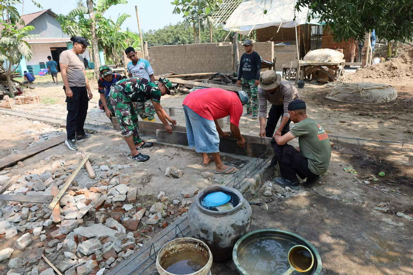 Renovasi RTLH milik Ismail di Desa Kalebarembeng, Gowa, mencapai 20 persen dalam program TMMD ke-130 Kodim 1409/Gowa di bawah Dansatgas Letkol Arm Sapari.