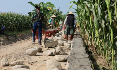 Pengerjaan talud TMMD ke-130 Kodim 1409/Gowa di Desa Kalebarembeng, Bontonompo, mencapai 29 persen. Pembangunan ini bertujuan memperkuat bahu jalan dan mengurangi risiko pengikisan tanah.