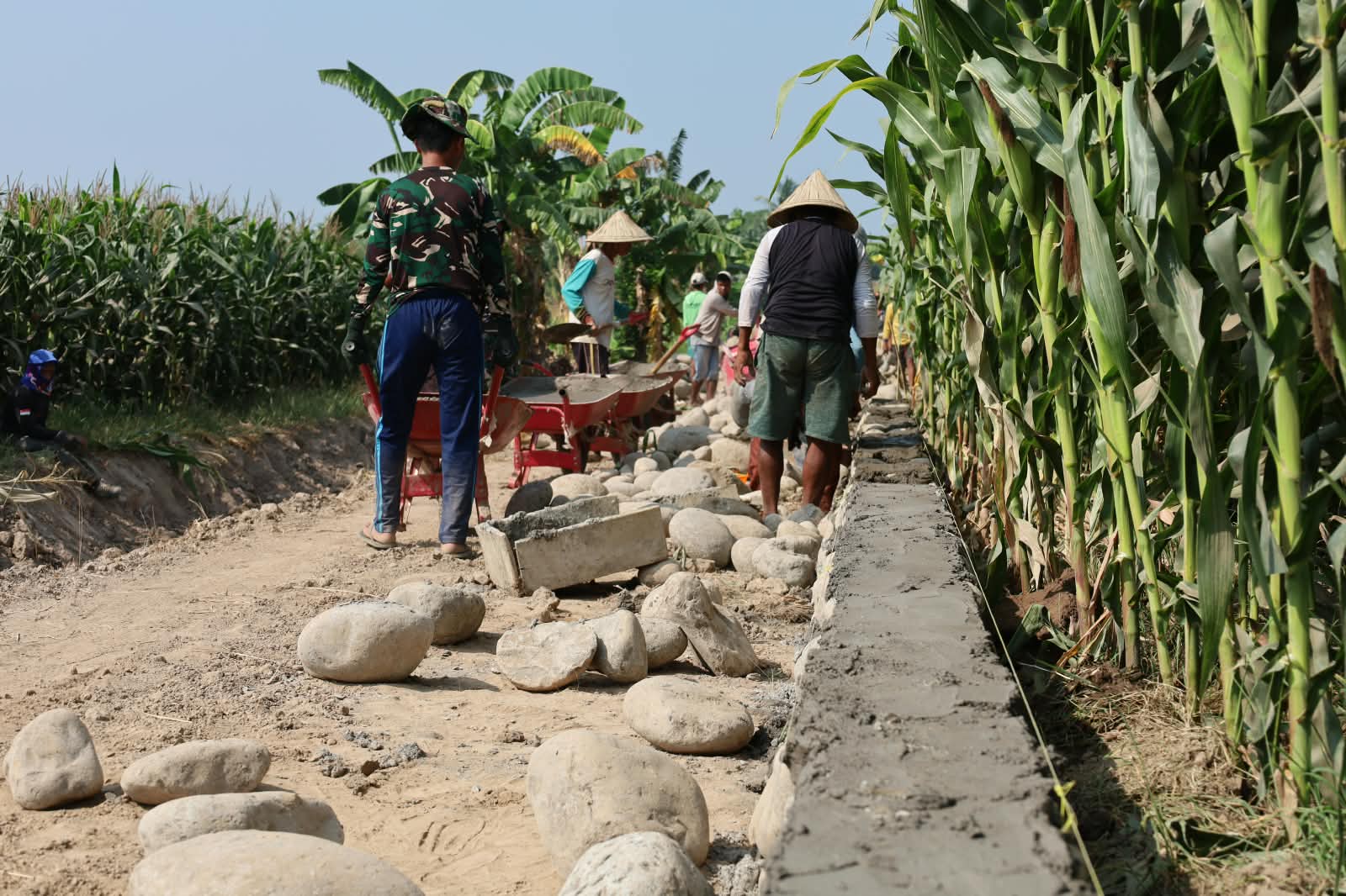Pengerjaan talud TMMD ke-130 Kodim 1409/Gowa di Desa Kalebarembeng, Bontonompo, mencapai 29 persen. Pembangunan ini bertujuan memperkuat bahu jalan dan mengurangi risiko pengikisan tanah.