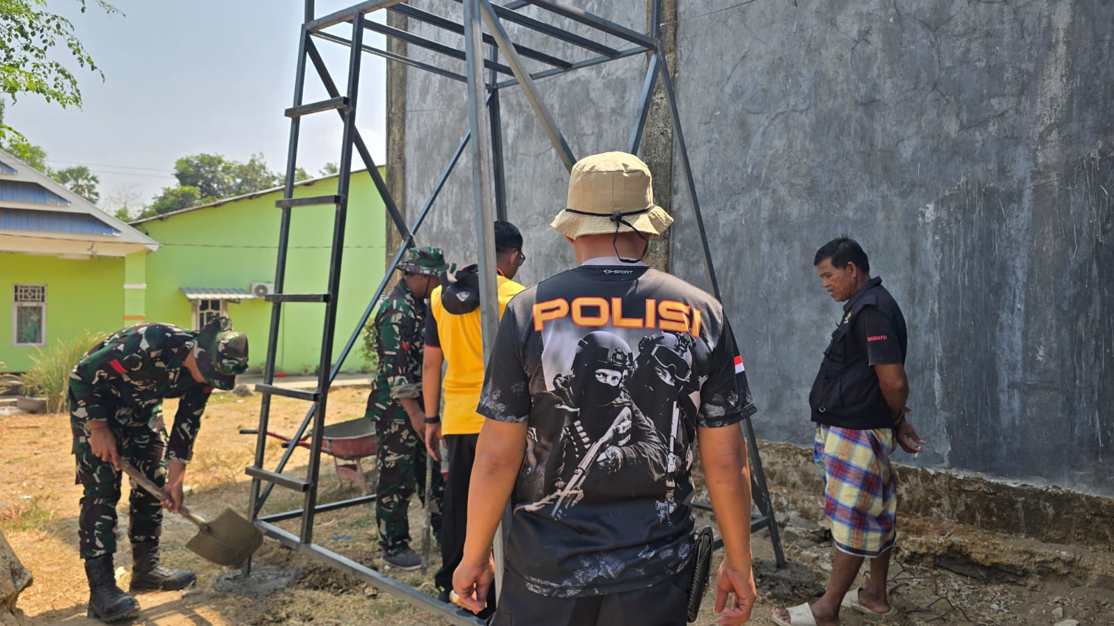 Satgas TMMD ke-130 Kodim 1409/Gowa mulai memasang menara tandon air di Dusun Kampung Parang, Desa Barembeng, untuk mendukung kebutuhan air bersih masyarakat.