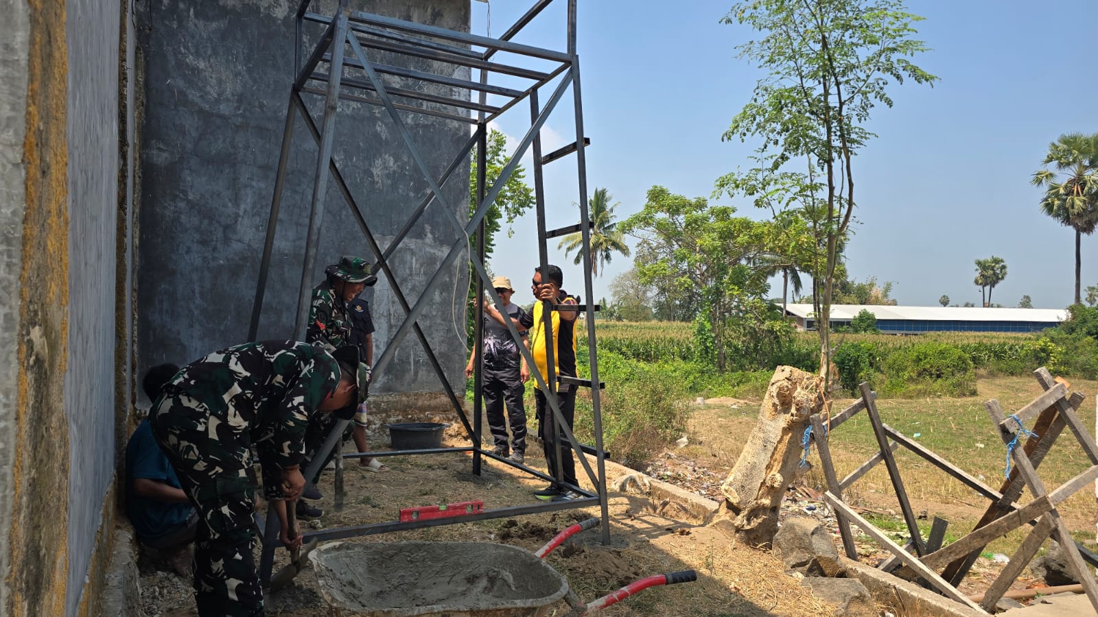Warga Kampung Parang, Desa Barembeng, Gowa, menyambut pembangunan menara tandon air oleh Satgas TMMD ke-130 Kodim 1409/Gowa untuk mendukung kebutuhan air bersih masyarakat.