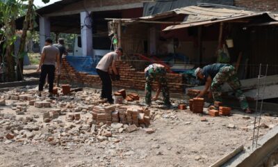 Dansatgas TMMD ke-130 Kodim 1409/Gowa Letkol Arm Sapari terus mendorong renovasi RTLH milik Muh. Ramli di Desa Kalebarembeng, Gowa. Progres pengerjaan mencapai 19 persen.