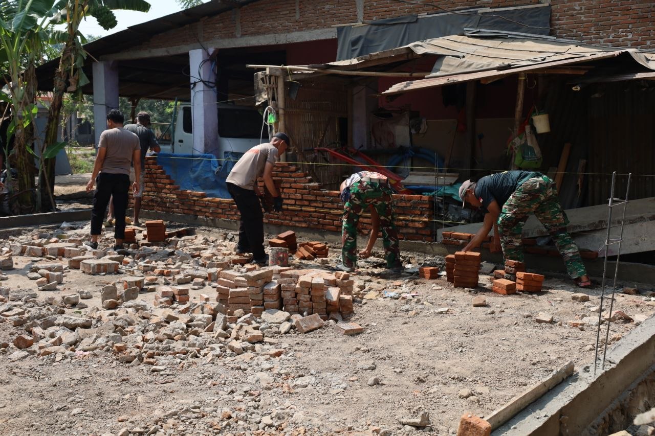 Dansatgas TMMD ke-130 Kodim 1409/Gowa Letkol Arm Sapari terus mendorong renovasi RTLH milik Muh. Ramli di Desa Kalebarembeng, Gowa. Progres pengerjaan mencapai 19 persen.